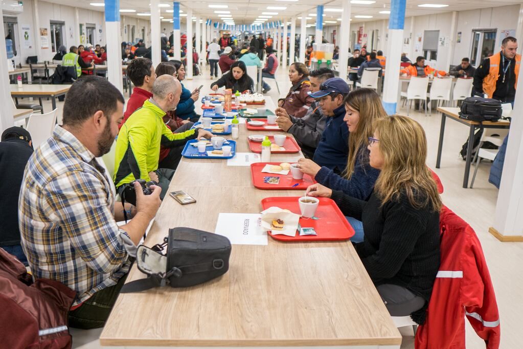 Los vecinos de Iglesia en el campamento.