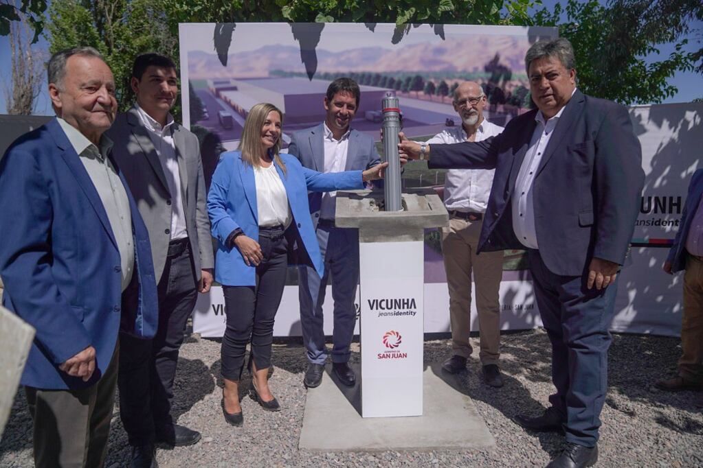 Funcionarios y empresarios en el acto de colocación de la piedra basal en Pocito.