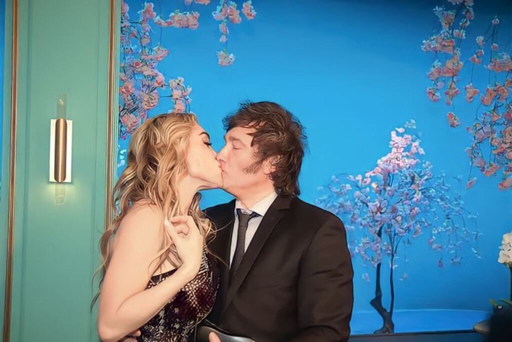 El beso de Milei a Fátima Florez en el backstage de la grabación de Mirtha. Foto: X / @LIBERALDEMILEl