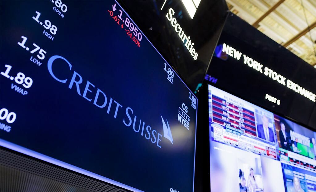 New York (United States), 15/03/2023.- A screen displays information about Credit Suisse bank on the floor of the New York Stock Exchange in New York, New York, USA, on 15 March 2023. Shares in the Swiss based lender reached an all time low after it's main backer, Saudi National Bank would not provide further assistance. (Estados Unidos, Nueva York) EFE/EPA/JUSTIN LANE