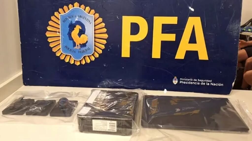 PFA secuestró varios aparatos tecnológicos. Foto: Policía Federal Argentina