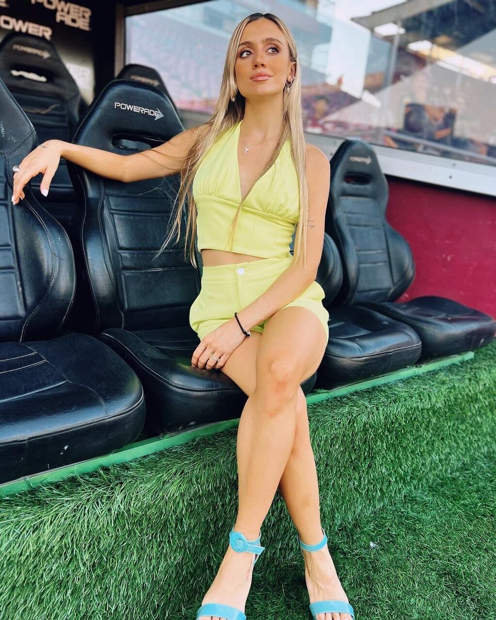 La comentarista vistió de amarillo