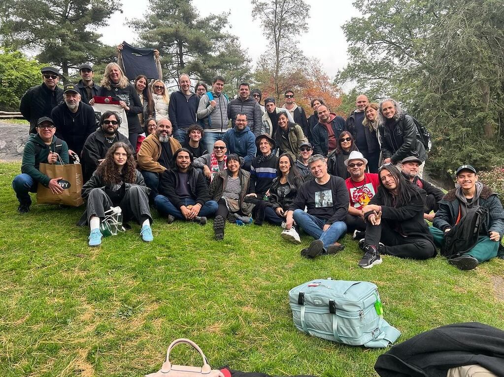 Fernando Samalea compartió, en Central Park, una charla sobre las aventuras y desventuras de Charly en New York. Foto: Instagram / @charlygarciacorner