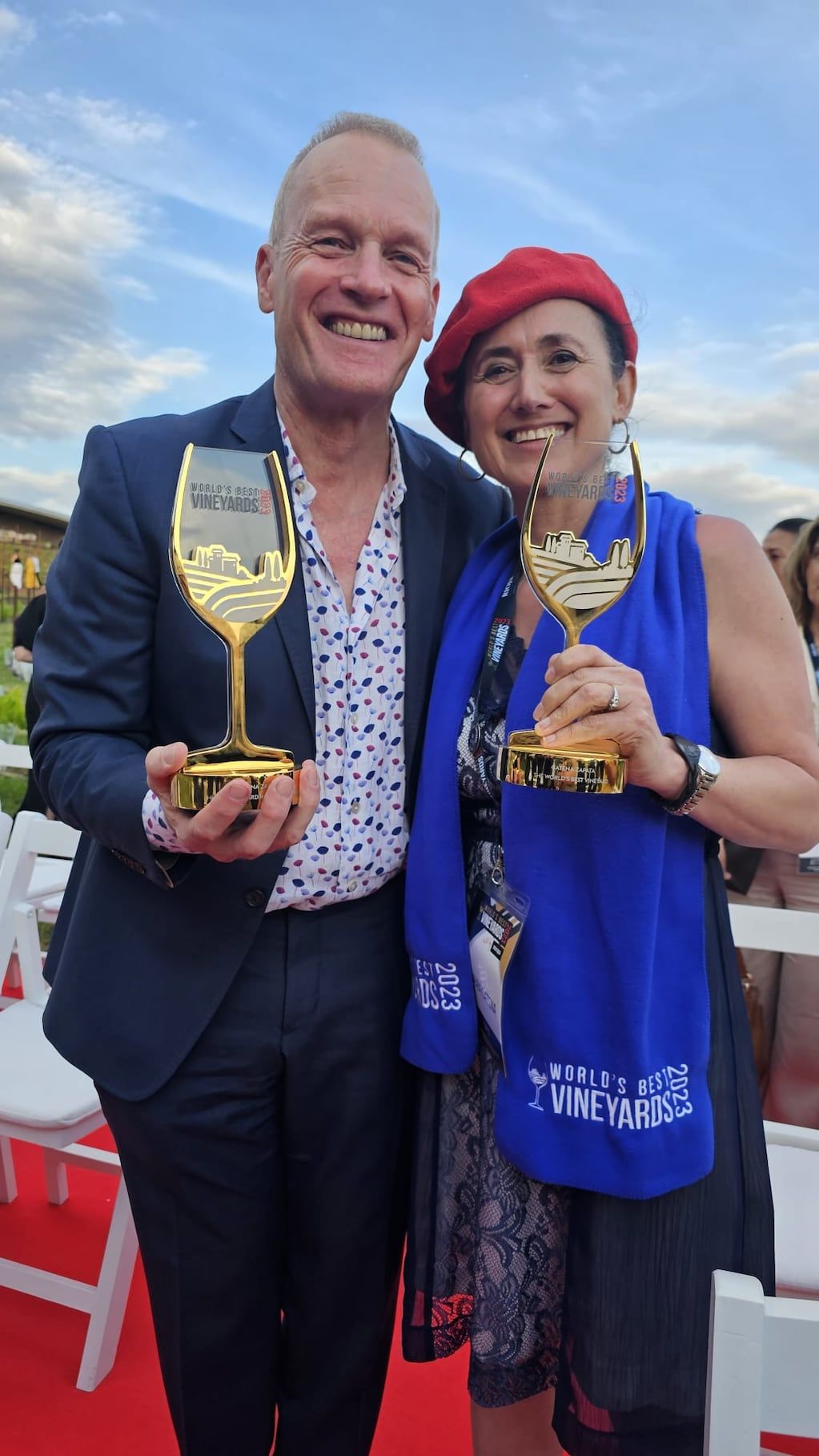 Tim Atkin junto a Laura Catena, quien recibió personalmente la distinción. - Gentileza