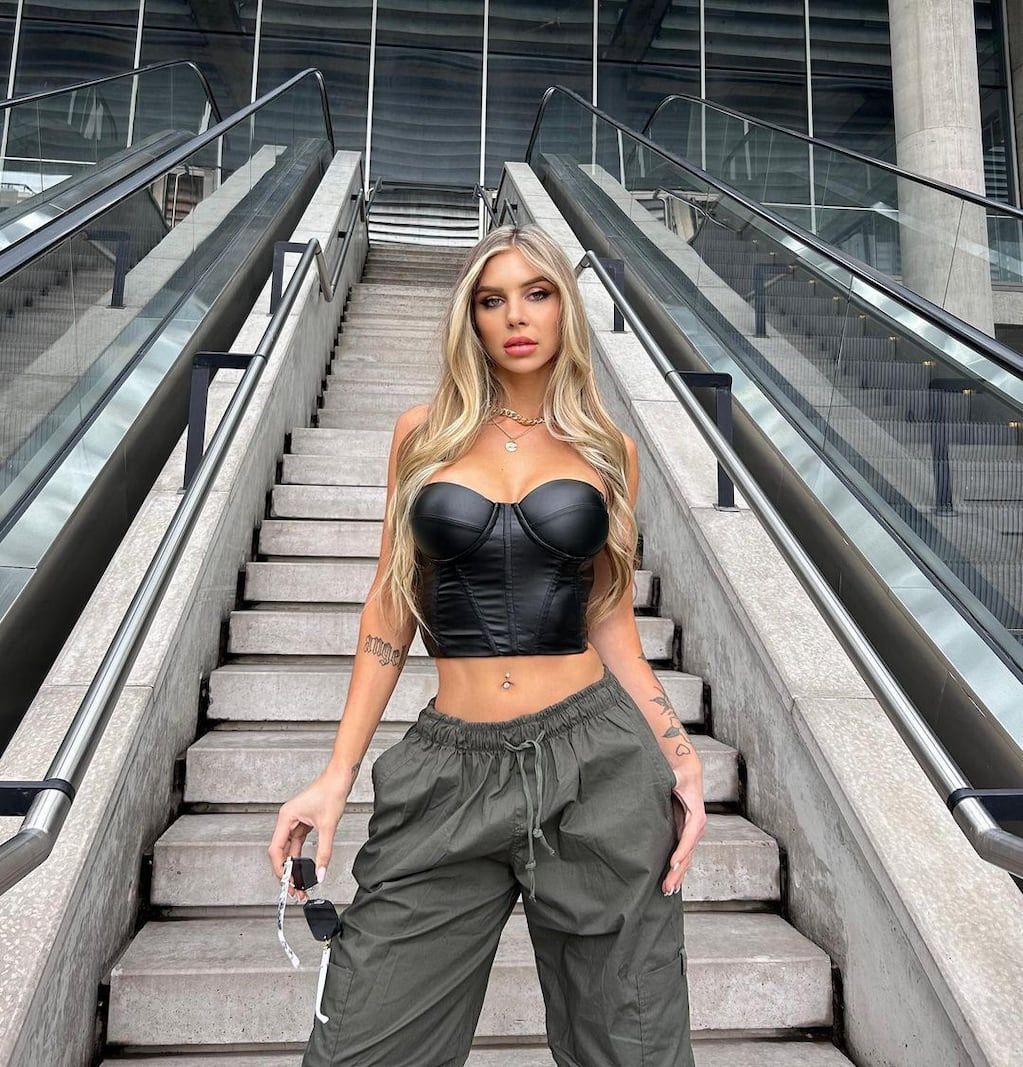 Romina Malaspina lució sensual y canchera a la vez, al usar un look en tendencia