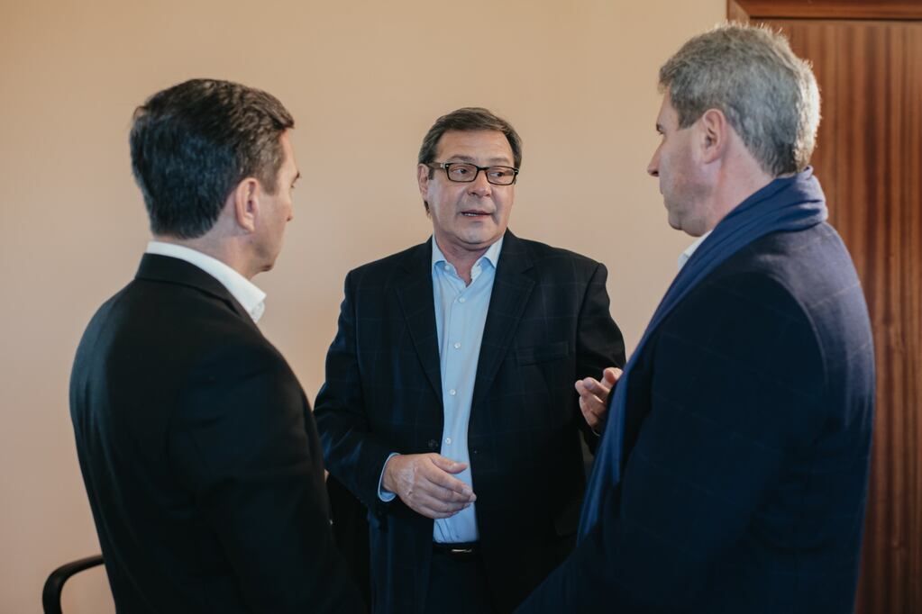 El gobernador Sergio Uñac con el candidato Rubén Uñac y el candidato a vice, Cristian Andino.