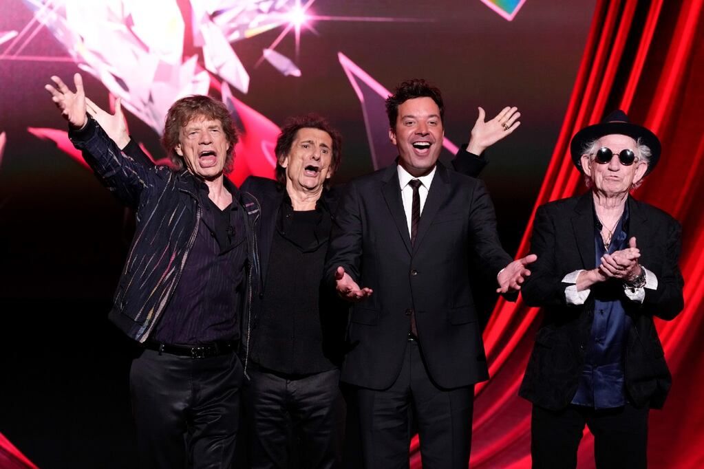 Jimmy Fallon y los Rolling Stones, durante el evento de presentación de "Hackney Diamonds", el nuevo disco de "Sus Majestades". (AP)