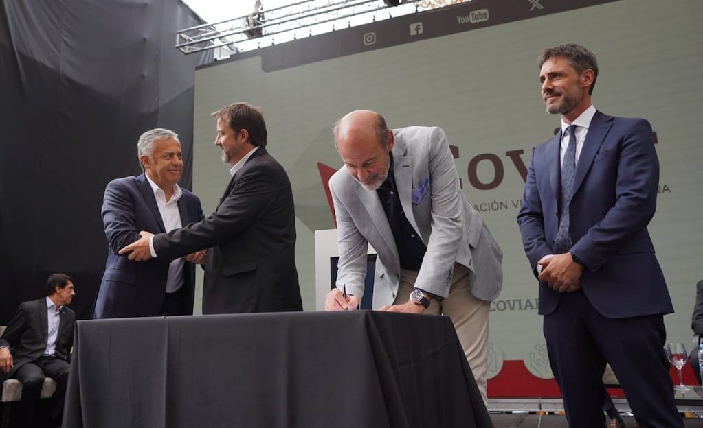 Firma de acuerdo. Foto: Marcelo Rolland.