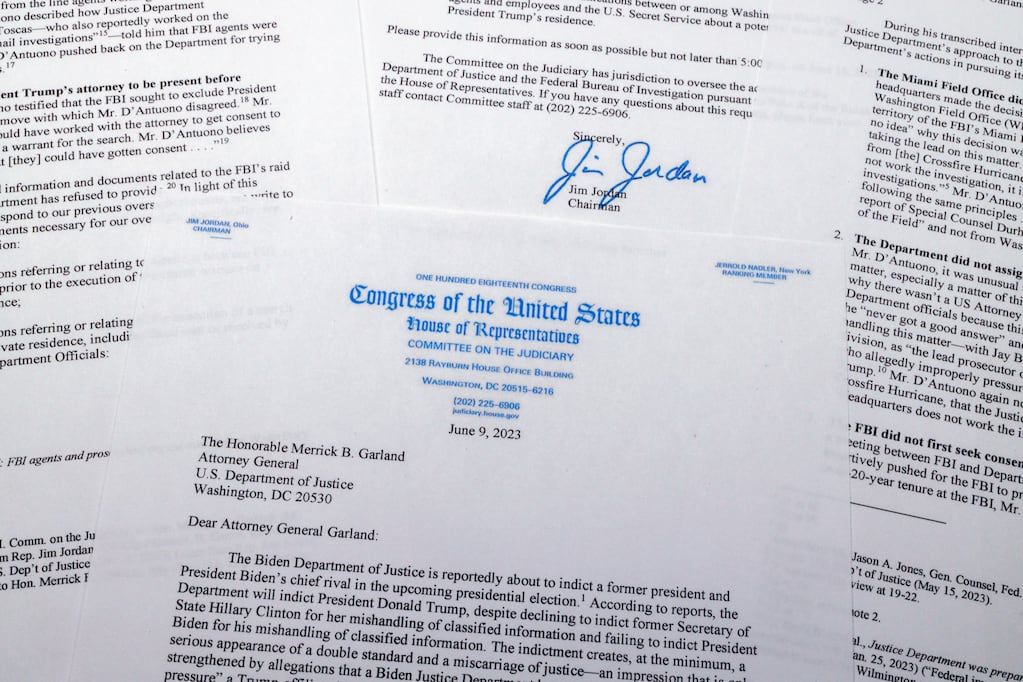 Una carta enviada por el presidente de la Comisión Judicial de la cámara baja, el republicano Jim Jordan, al secreario de Justicia, Merrick Garland, 9 de junio de 2023.  (AP Foto/Jon Elswick)