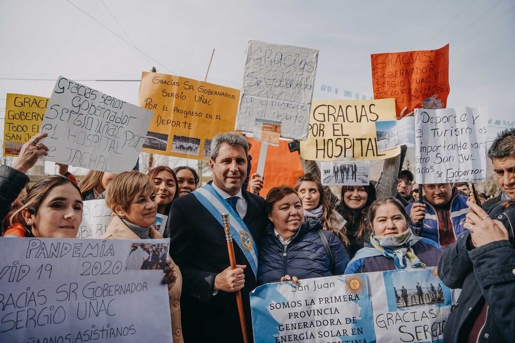 Uñac recibe el agradecimiento de la gente.