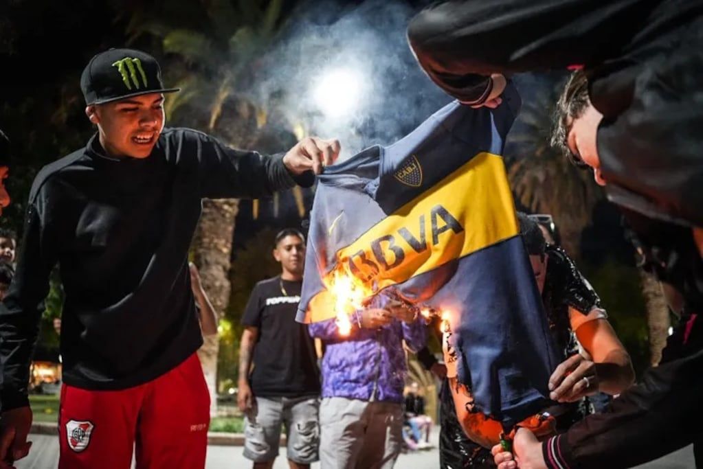 Hinchas quemaron una camiseta de Boca
