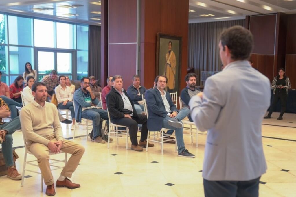 El ministro Lucero con los bodegueros.