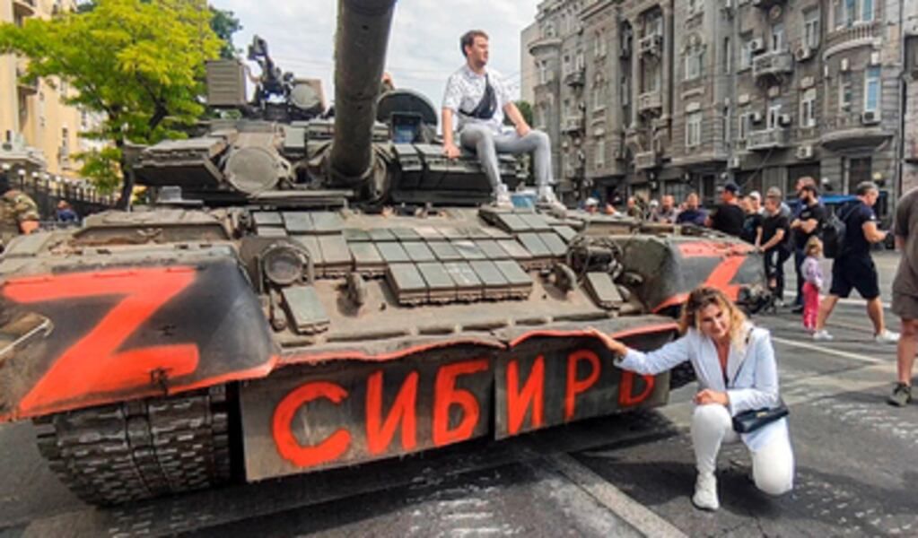 Civiles se acercaron a fotografiarse sobre los tanques del Grupo Wagner en las calles de Rostov, mientras se dirigían hacia Moscú el pasado sábado 24 de junio.