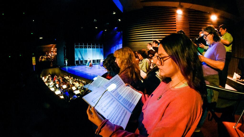 Dos grupos corales se suman a la puesta. Foto: Prensa del Teatro del Bicentenario.