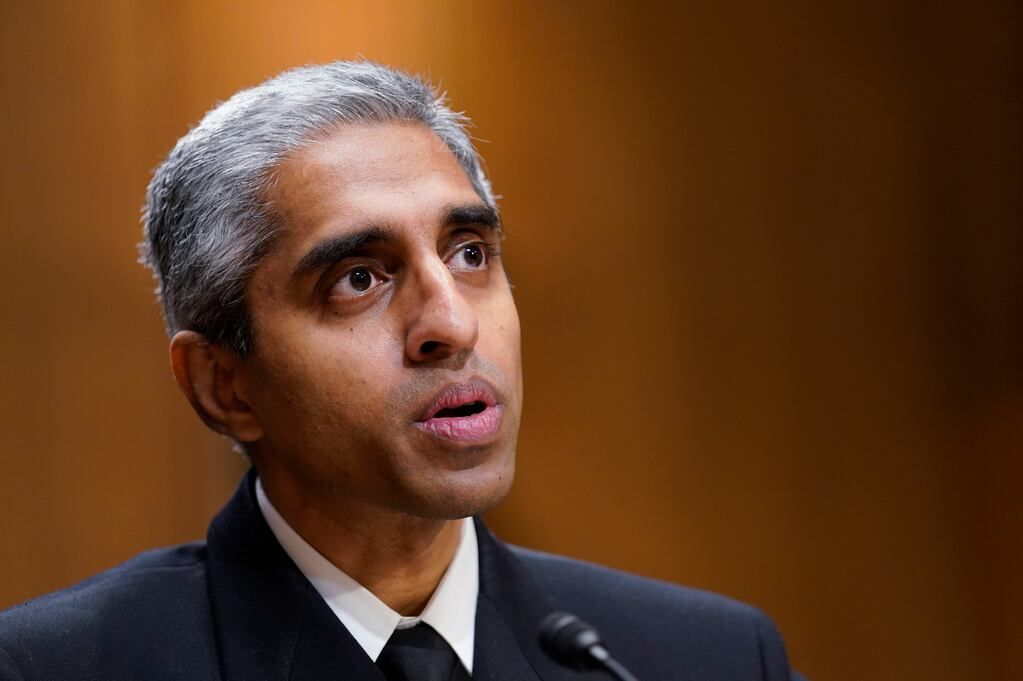 ARCHIVO - El doctor Vivek Murthy, director de Salud Pública de Estados Unidos, declara ante el Comité de Finanzas del Senado en el Capitolio, en Washington, el 8 de febrero de 2022 sobre salud mental de los jóvenes. En un reporte, Murthy alertó sobre el riesgo de salud pública que supone la soledad. (AP Foto/Susan Walsh, Archivo)
