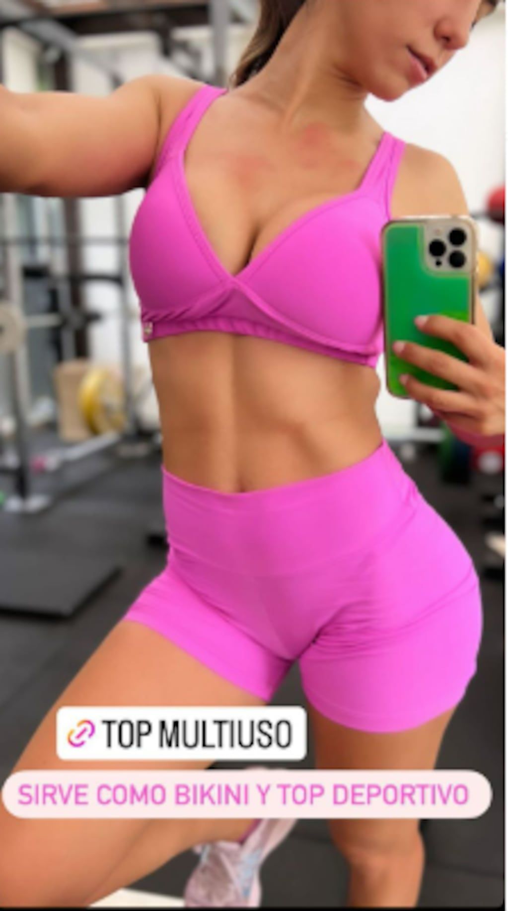 Cinthia Fernández luciendo un conjunto deportivo fucsia.