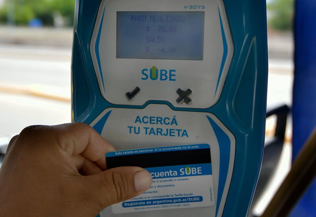 Aumento del pasaje de micros en Mendoza. Pago del boleto con SUBE. Desde este 15 de enero cuesta $70. Orlando Pelichotti / Los Andes