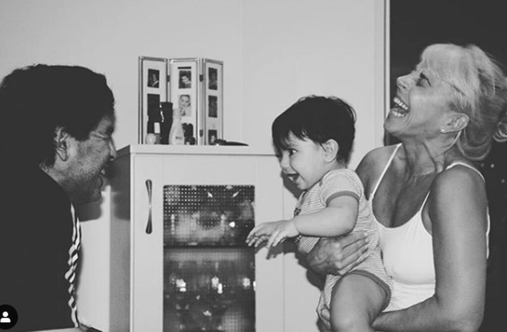 Diego Maradona y Claudia Villafañe jugando con su nieto Benjamín Agüero. 