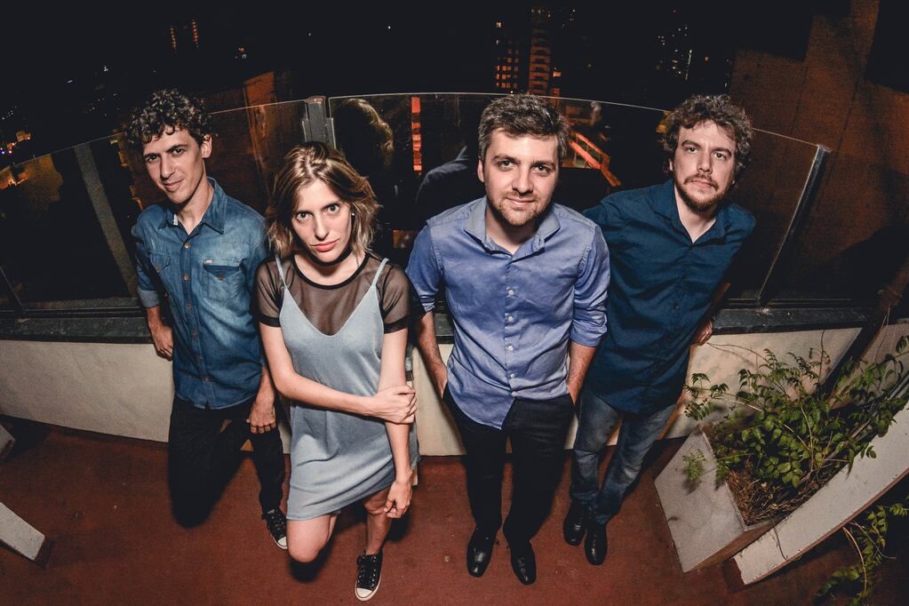 La banda recorre el disco Unplugged de Soda Stereo con visuales de la filmografía de Stanley Kubrick.