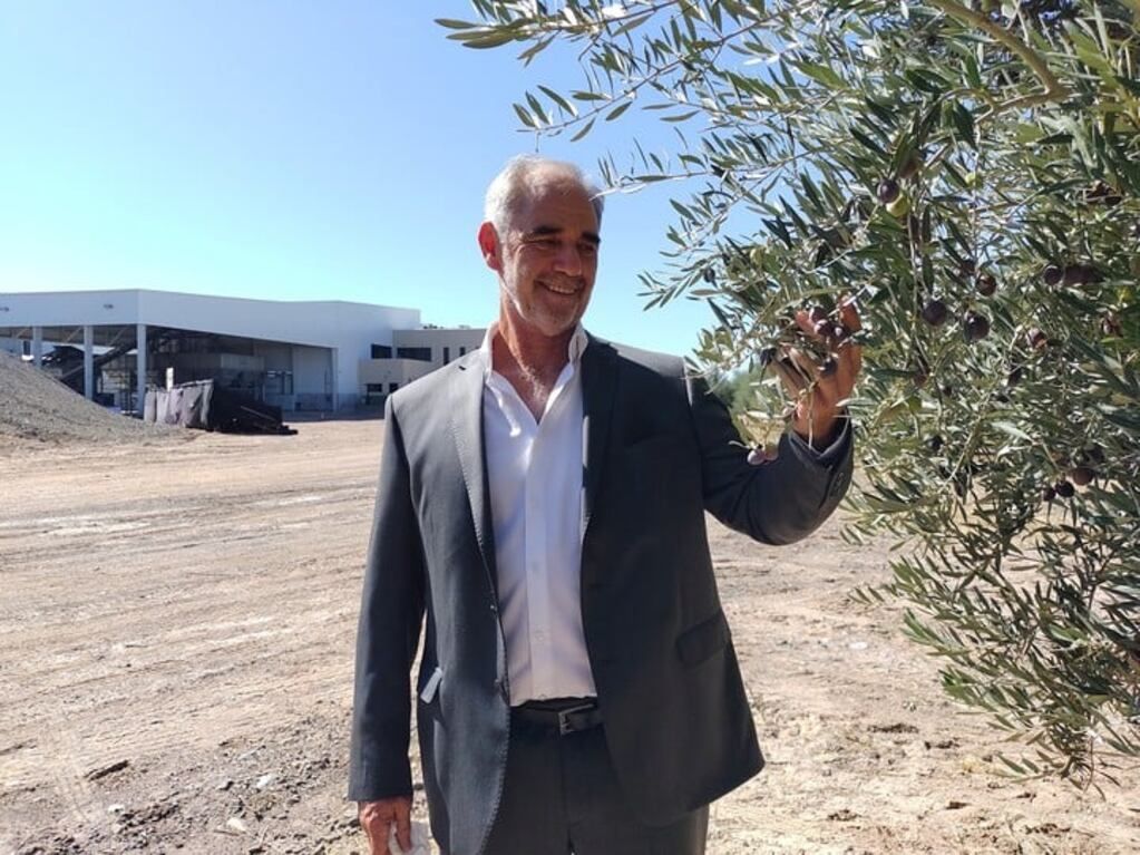 José Chediack, fundador de Solfrut, con la flamante planta de procesamiento a sus espaldas.