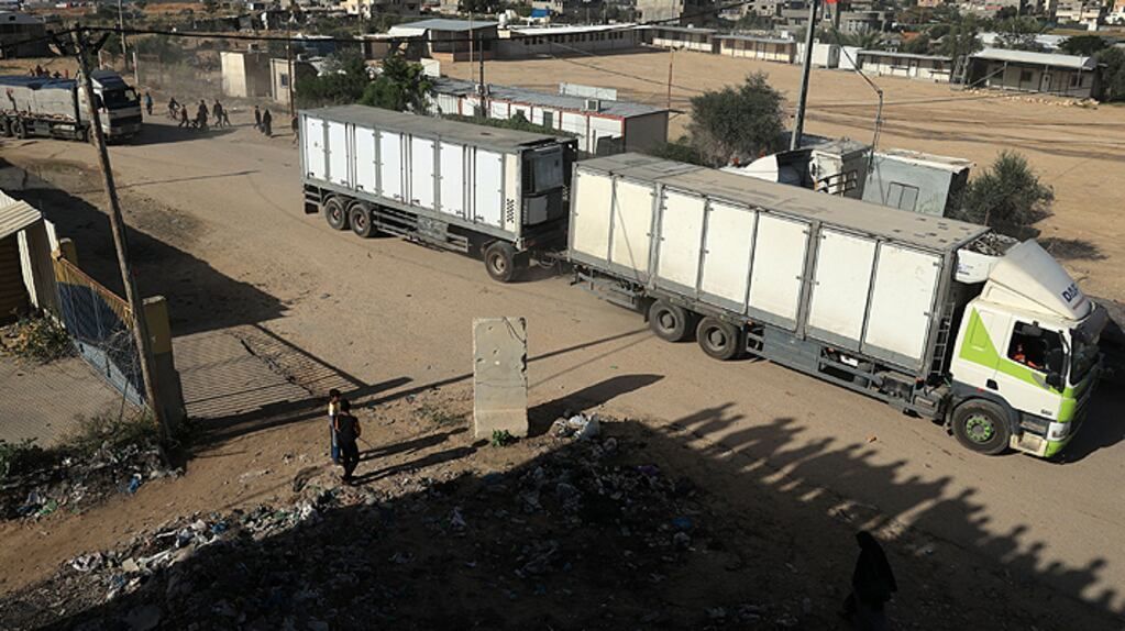 Los primeros camiones con ayuda humanitaria ingresaron a Gaza esta mañana, bajo estricta supervisión de la Cruz Roja y el Ejército de Israel.