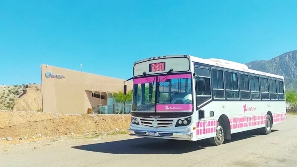 Un colectivo de la Red Tulum impactó a una moto.