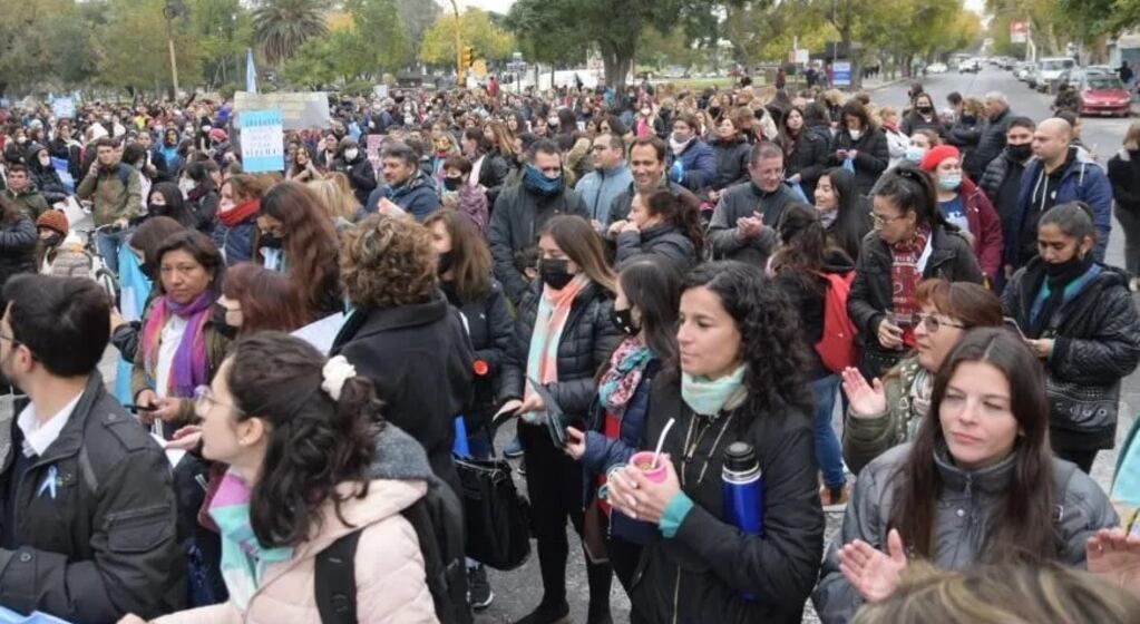 Docentes autoconvocados marcharon por un mayor salario y pidieron reunirse con Uñac.