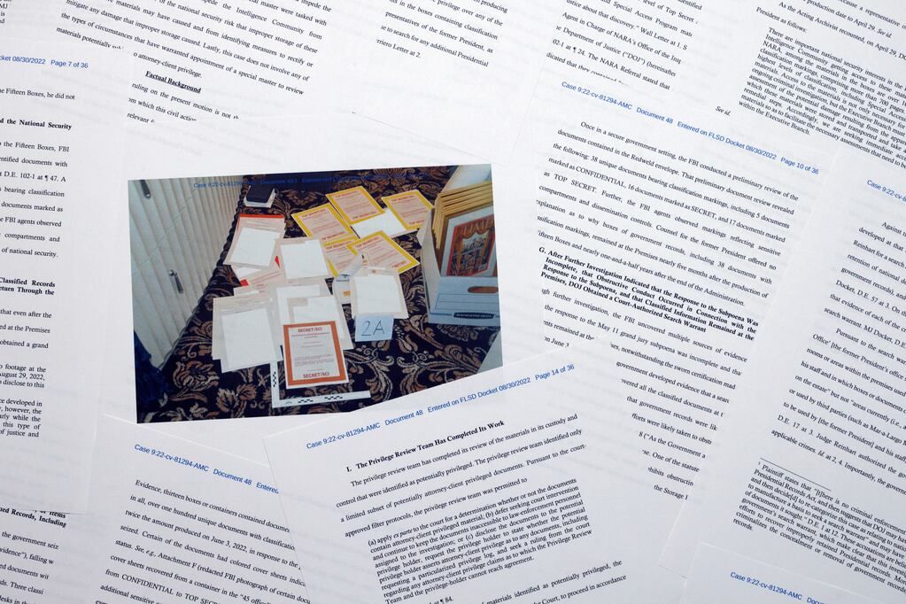 En esta imagen del 31 de agosto de 2022, se ven páginas de un expediente judicial que presentó el Departamento de Justicia el 30 de agosto de 2022, en respuesta a una solicitud del equipo legal del expresidente Donald Trump para que un árbitro especial revisara los documentos incautados durante el allanamiento del 8 de agosto en Mar-a-Lago. (AP Foto/Jon Elswick, Archivo)