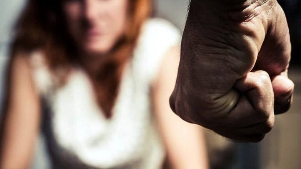 Un hombre golpeó salvajemente a su mujer por echarlo de la casa. (Imagen ilustrativa)