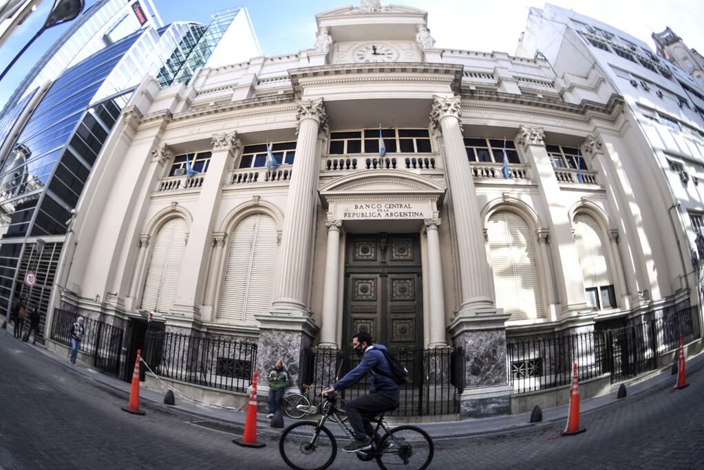  ID:4880420 Telam, Buenos Aires, 24 de septiembre de 2020: El Banco Central de la República Argentina (BCRA) dispuso hoy que las transferencias de cuentas nominadas en moneda extranjera puedan cursarse sin necesidad de validación previa, una reglamentación que fue adoptada días atrás y que frenó esta operatoria desde el miércoles de la semana pasada.Foto: Fernando Gens/amb/Telam