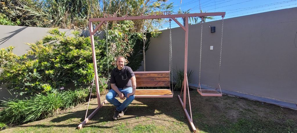 Andrés en su casa de Santa Lucía.
