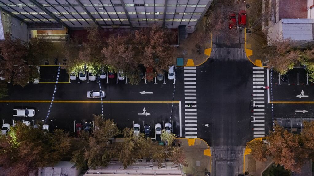 Así se ve la avenida Ignacio de la Roza, popularmente conocida como "Central", después de haber sido repavimentada por la gestión uñaquista. Antes de la obra, era motivo de queja recurrente por el deterioro que presentaba.