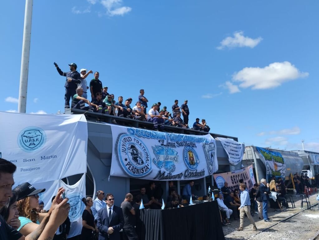 Llegó el segundo tren de pasajeros en menos de 4 meses a Mendoza y una multitud lo recibió en Palmira. Foto: Claudio Gutiérrez / Los Andes.