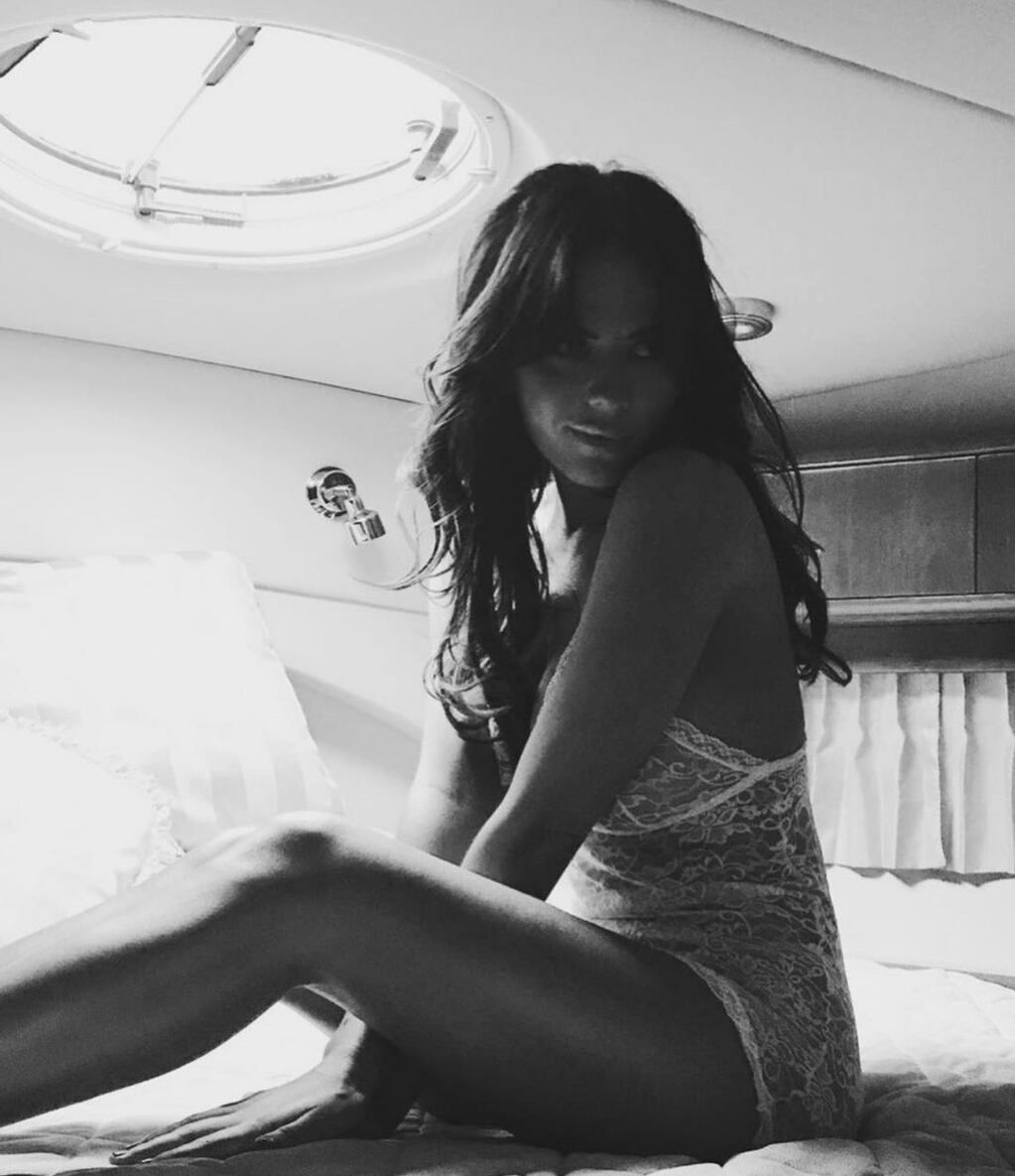 Karina Jelinek mostró su costado más sensual en Instagram al posar en body de encaje blanco.