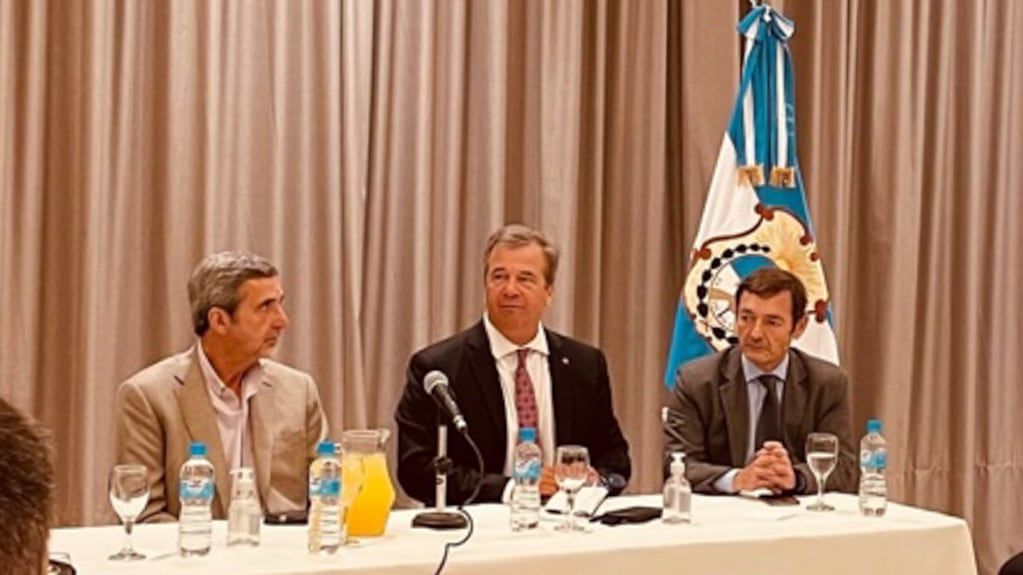 El ministro Astudillo con autoridades canadienses.