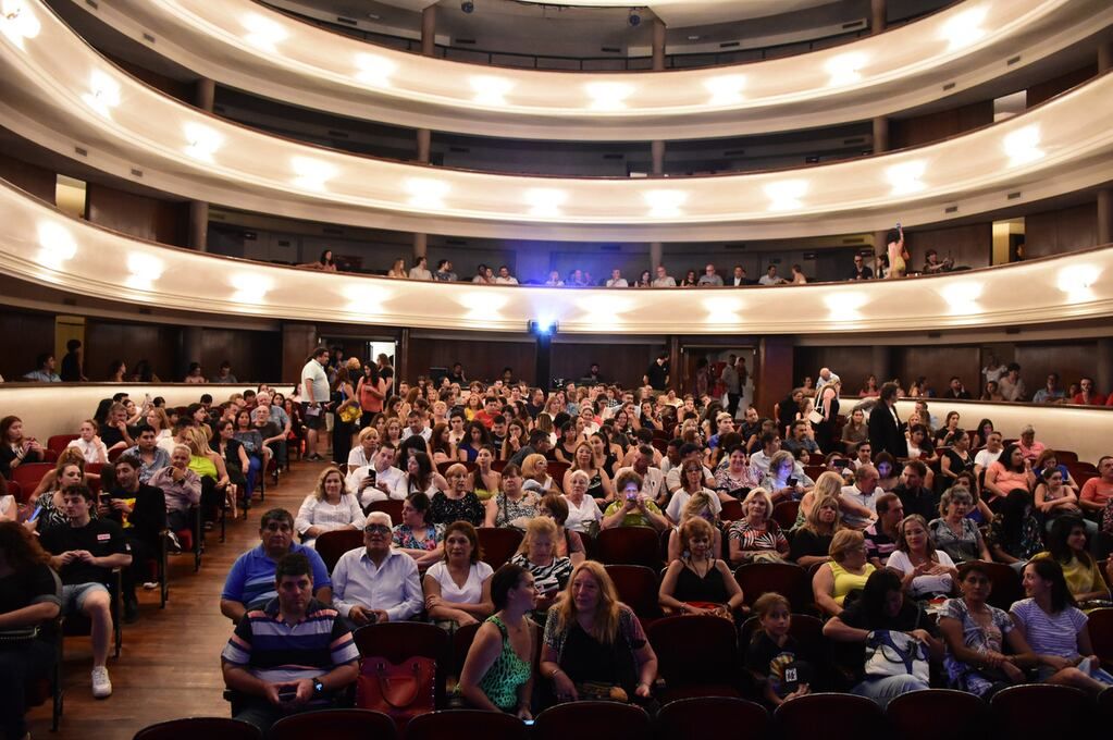 Avant premiere de “Papá al rescate". El público pudo ver de manera gratuita la película en el Independencia. foto: Mariana Villa / Los Andes 