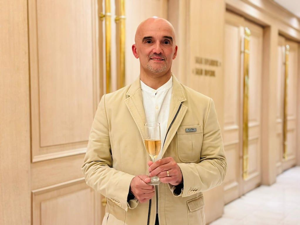 Gustavo Agostini, enólogo e ingeniero agrónomo, cuenta con una amplia trayectoria en la industria vitivinícola, en especial en el mundo de las burbujas. Ha vinificado en distintas partes del planeta. Ahora le toca el turno en la Champaña, Francia, en una de las marcas de mayor prestigio mundial, Dom Pérignon, incorporándose este mes al equipo enológico.