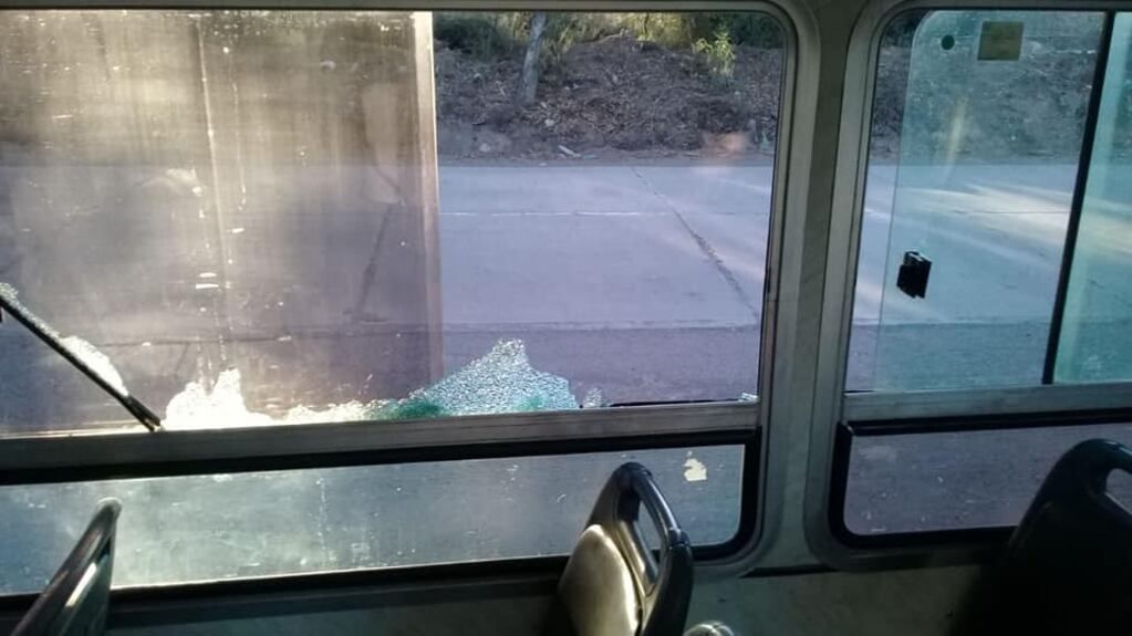 El colectivo fue apedreado en Santa Lucía. Foto archivo