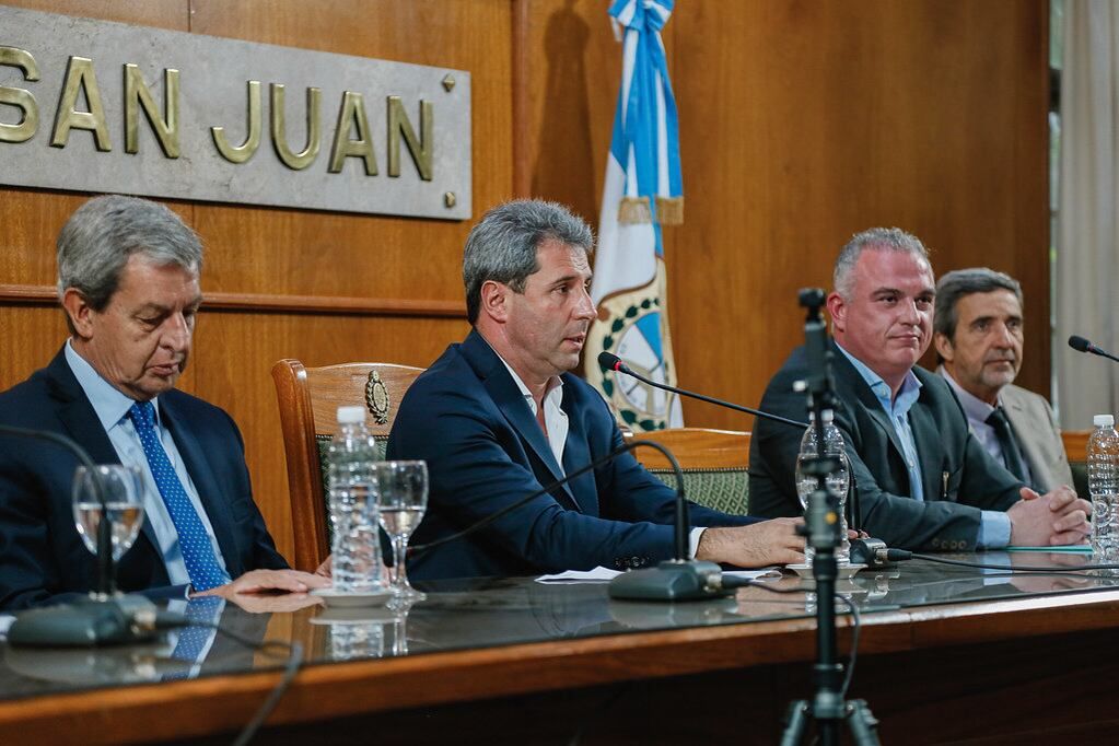 El gobernador Uñac en la presentación del informe.