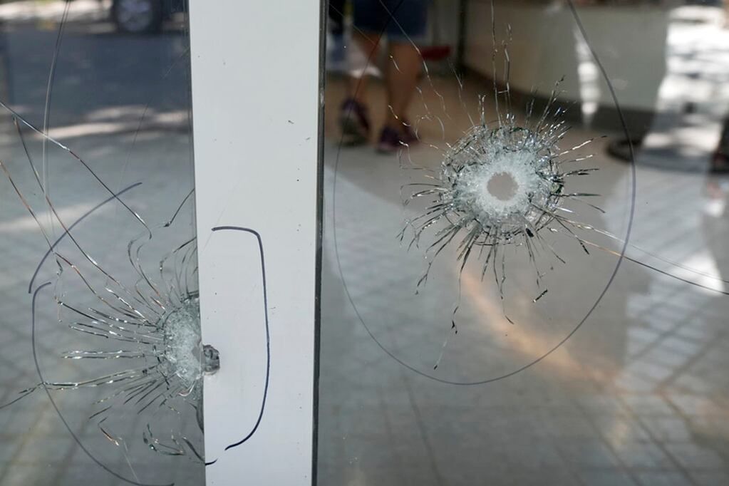 Los impactos en el vidrio del local que traspasaron la persiana. (Gentileza Rosario3)