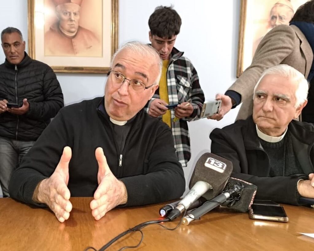 El presbítero David Gómez (izquierda) fue quién estuvo al frente de la investigación interna del caso del menor de 15 años presuntamente abusado por Bustos. Concentró la mayoría de las preguntas que hizo la prensa este lunes.