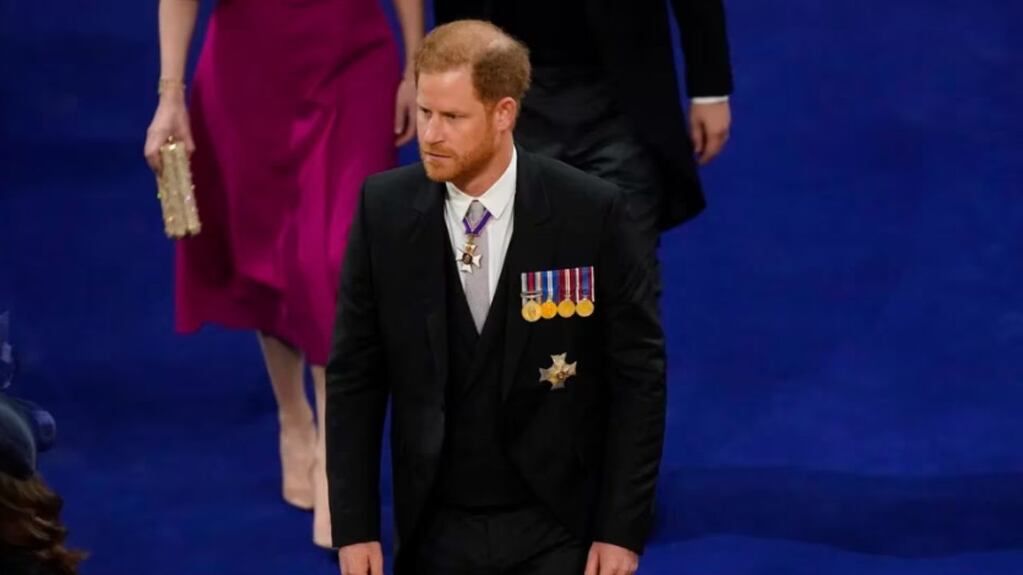 El príncipe Harry asistió sin su familia a la coronación del Rey Carlos III y Camila.