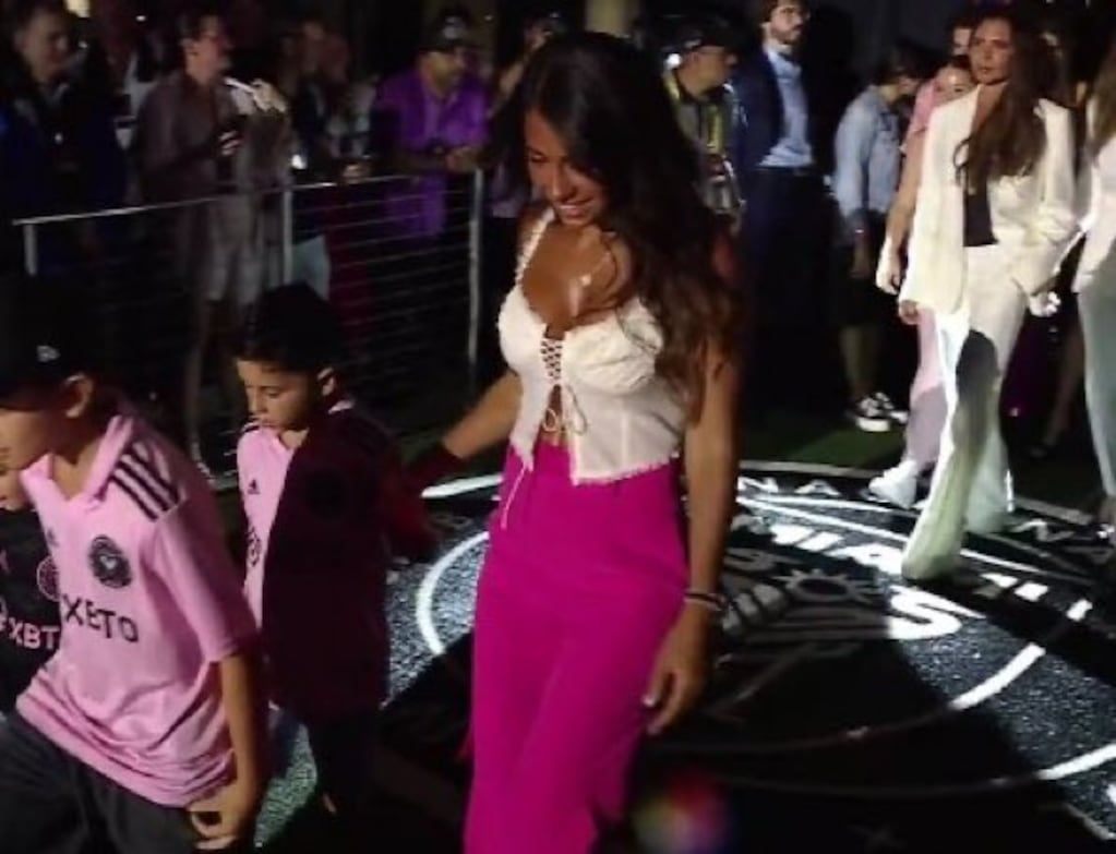 Antonela Roccuzzo, la esposa de Lionel Messi, en la presentación del jugador en Inter MIami. (Captura de TV)