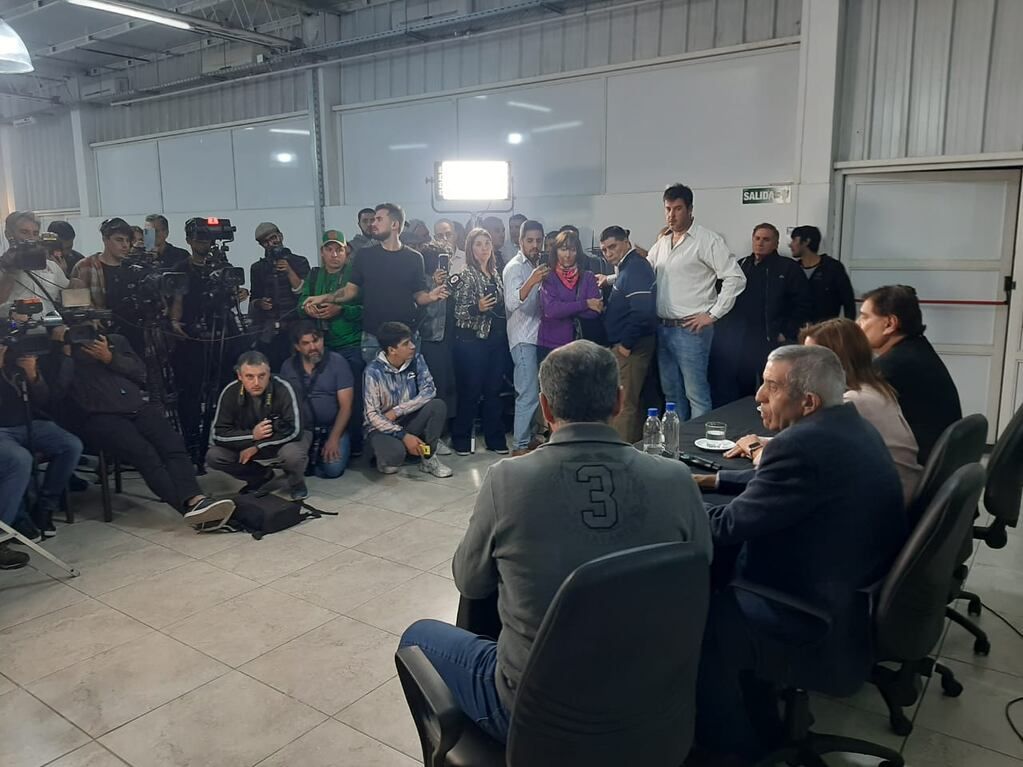 El llamado a conferencia de prensa del Tribunal Electoral generó suma expectativa. Asistieron decenas de medios de comunicación de la provincia, sabiendo que la posibilidad de hacer las elecciones municipales este domingo estaba latente.