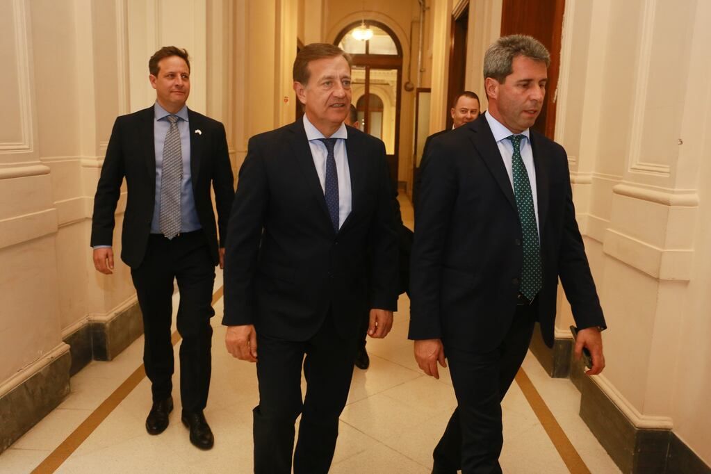 El gobernador Rodolfo Suárez y el mandatario provincial de San Juan, Sergio Uñac en la Casa Rosada.