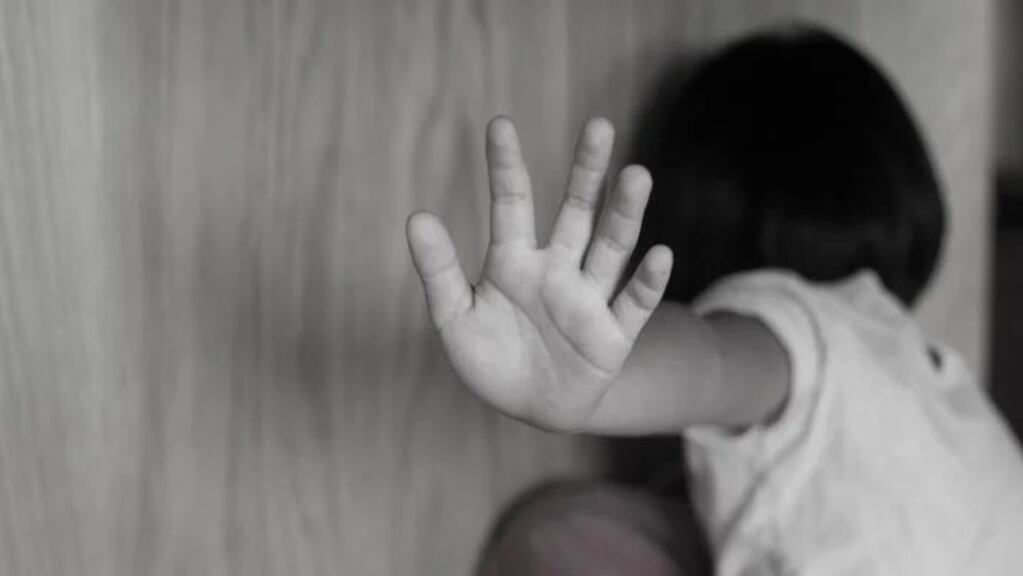 Un padre fue acusado de querer asfixiar y matar a su propio hijo.