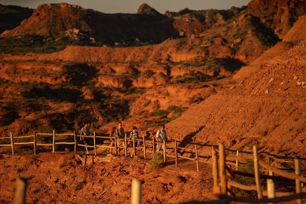 Las pisadas de otros tiempos. En Sierra de Las Quijadas emociona caminar entre las huellas de los gigantes.  (Gentileza: La Ruta Natural)