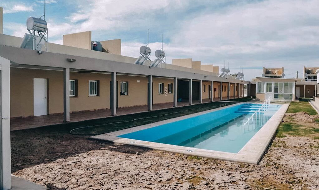 La pileta y las viviendas.