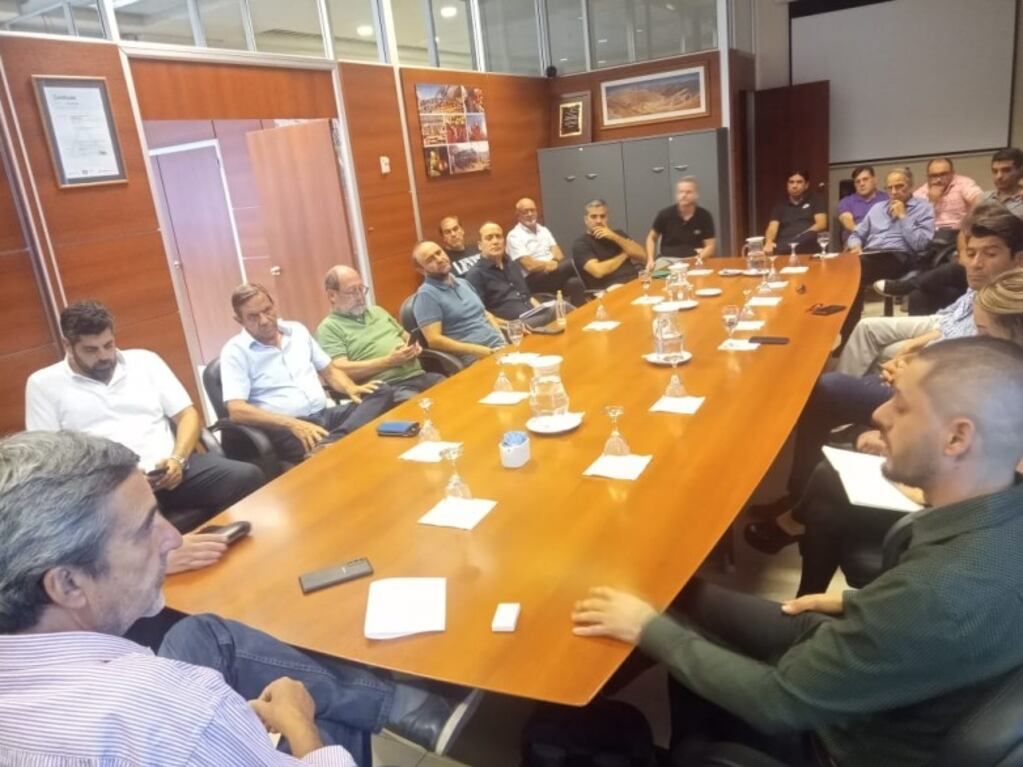 El ministro de Minería Astudillo y la mesa minera.