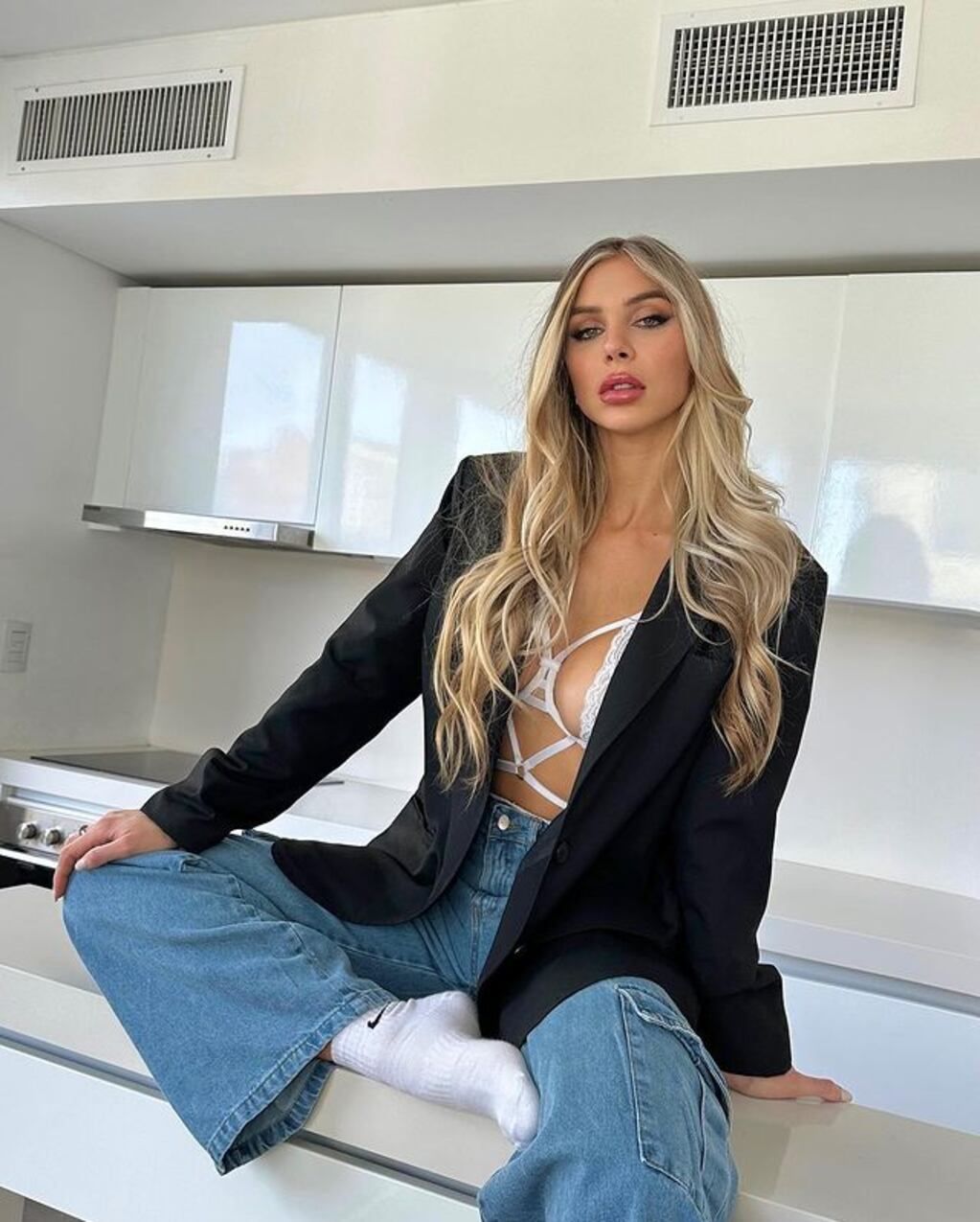 Romina Malaspina posó con un top erótico, de encaje y con aberturas